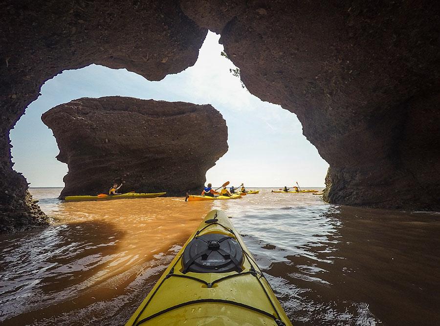Kayak à marée haute parmi les rochers Hopewell