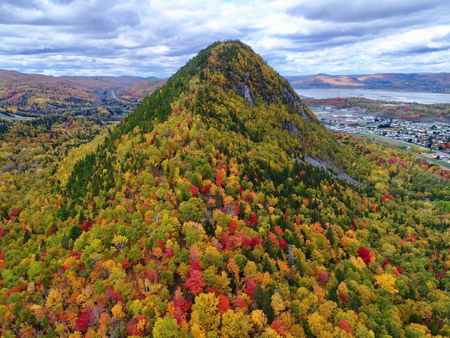Sugarloaf Provincial Park in fall foliage