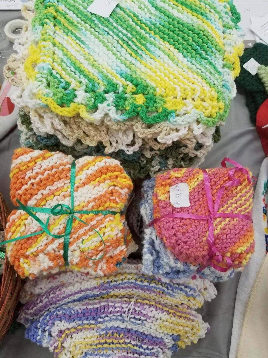 Tricots colorés faits main au marché